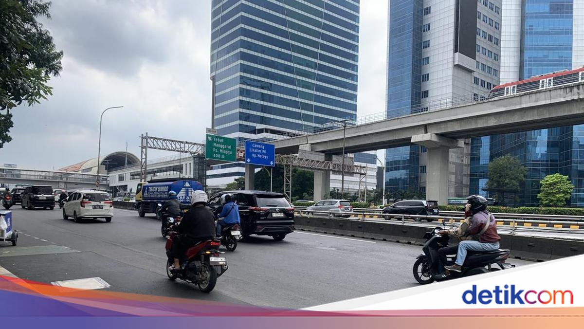 Jalan Rusak di Gatsu Pancoran Bikin Kecelakaan hingga Barang Pemotor Jatuh