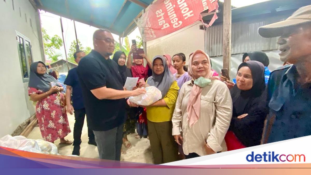 Mendarat di Padang, Andre Rosiade Bagikan Ratusan Sembako di Koto Tangah