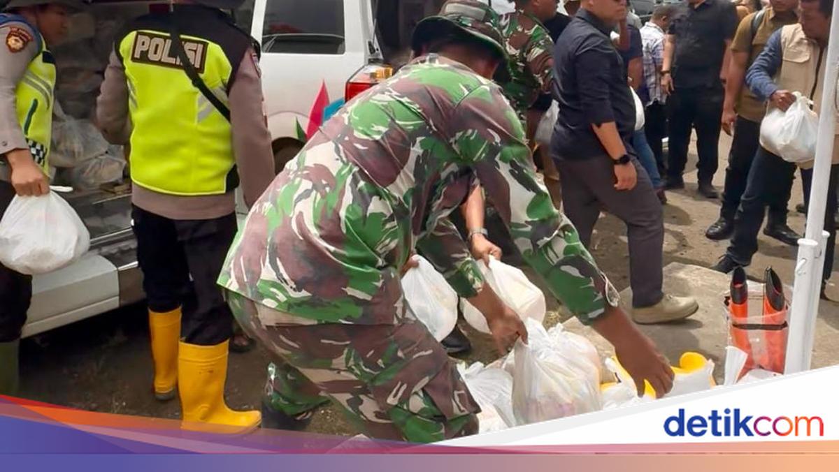 Andre Rosiade Serahkan 250 Paket Sembako untuk Korban Banjir di Malalak