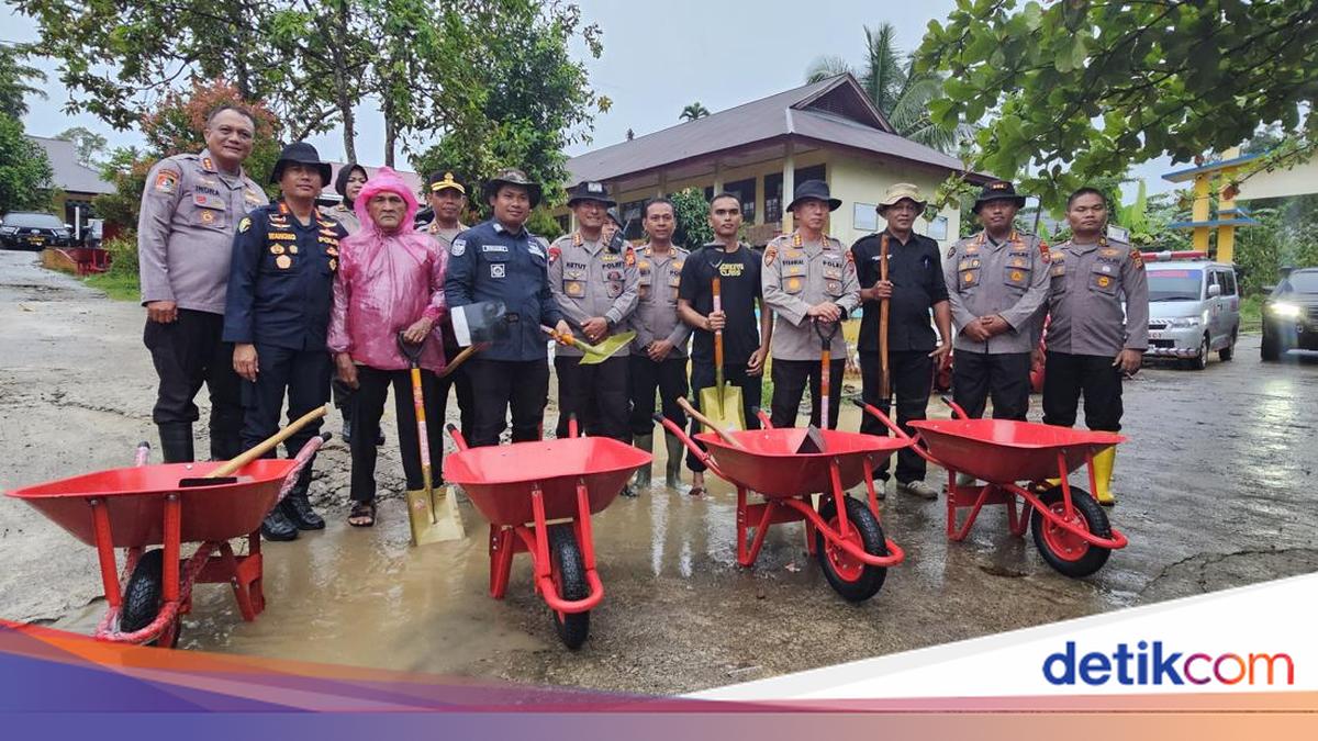 Polda Riau Serahkan 1.817 Cangkul-Sekop ke 4 Desa Terdampak Galodo Agam