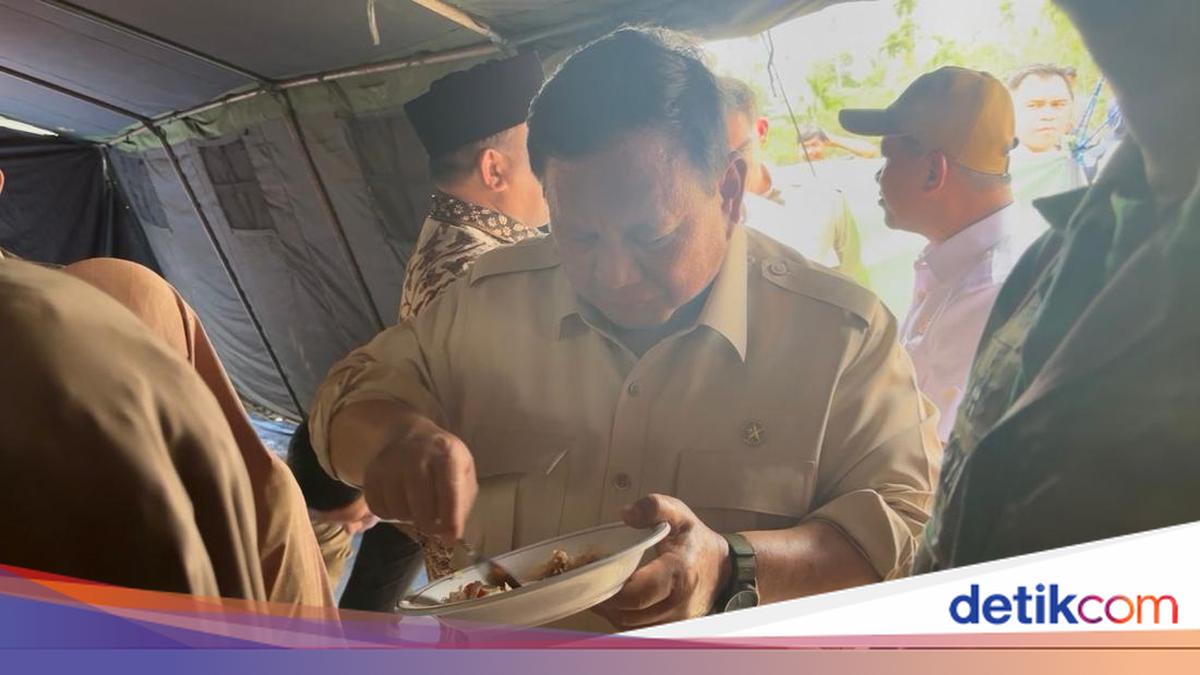 Prabowo Visits Aceh Flood & Landslide Victims, Shares Meal with Refugees