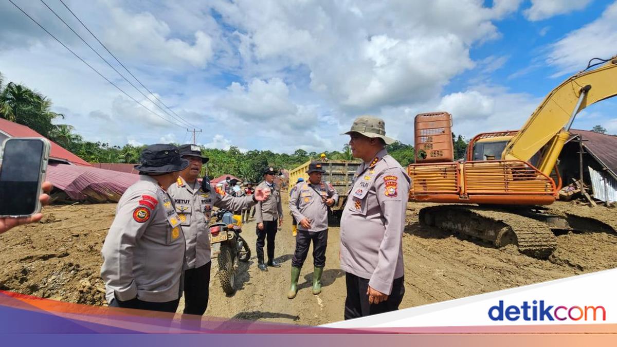 15 Truk Dikerahkan, Personel Polri Bersihkan Puing-Lumpur Sisa Bencana di Agam