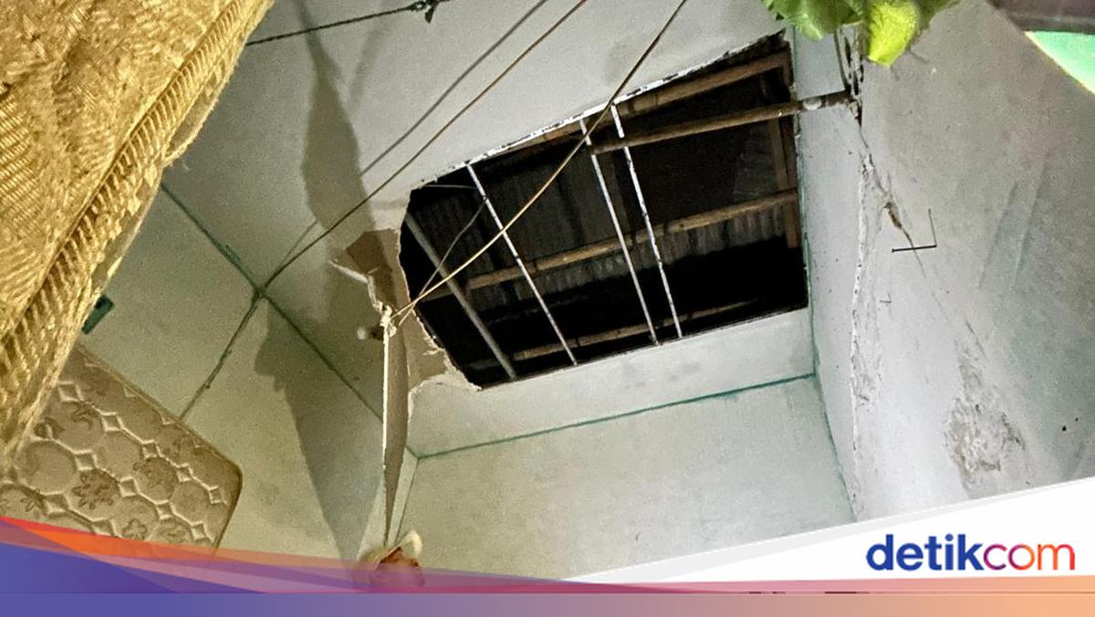 Pagar Sekolah Roboh Timpa Mobil Imbas Hujan Deras dan Angin Kencang di Bogor