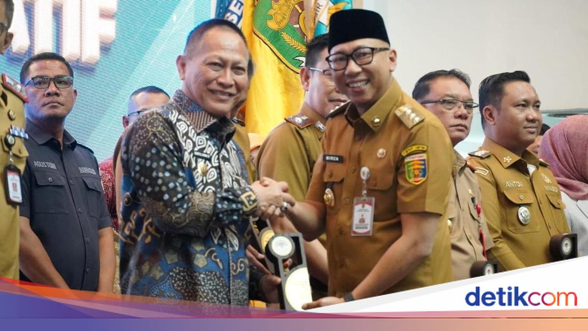 Gubernur Lampung Serahkan Penghargaan KIP 2025 ke Sejumlah OPD-Instansi