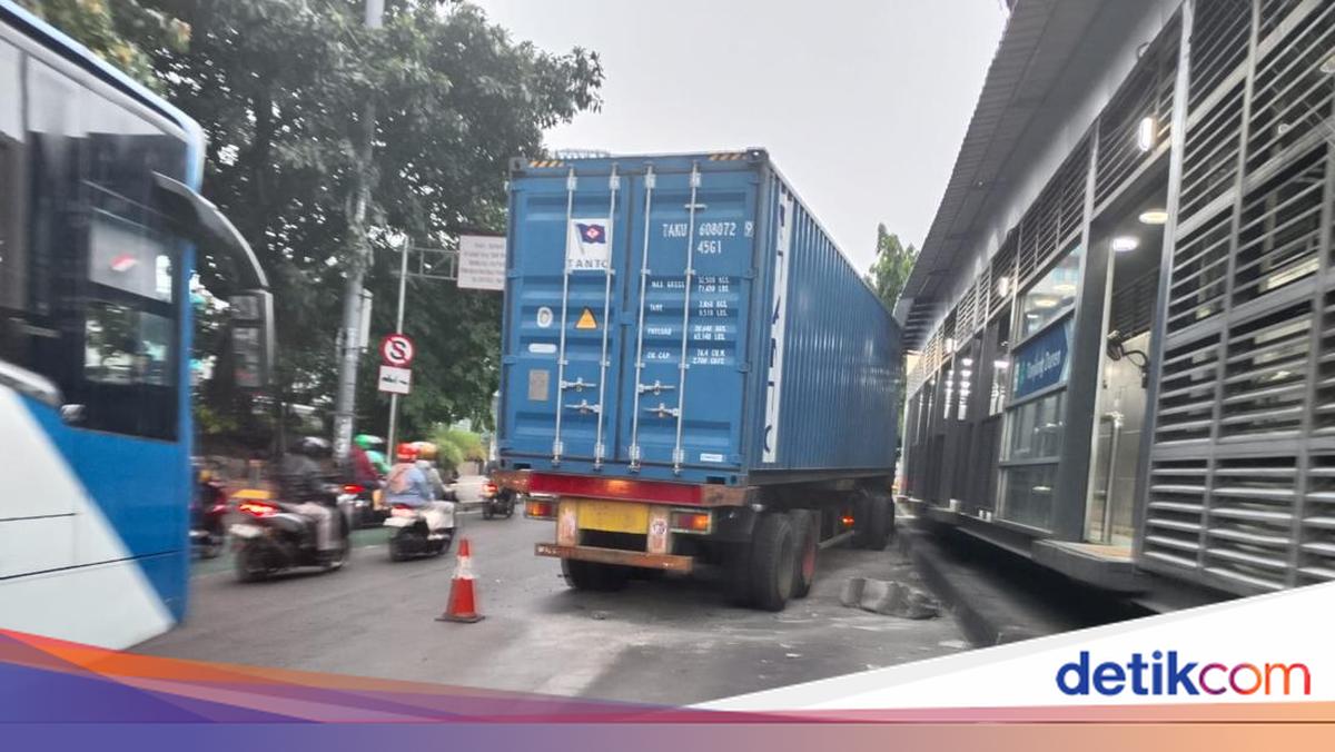 Truk Tabrak Separator Busway di Jl S Parman Jakbar, Lalin Macet