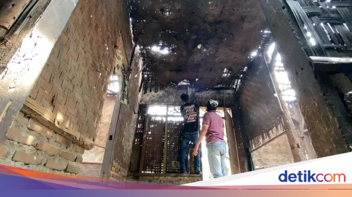 Warga di Lebak Iuran Bangun Rumah Nenek yang Tidak Layak Huni