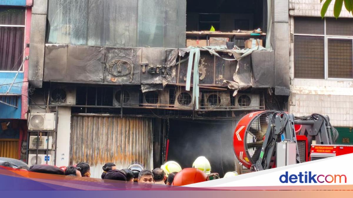 Walkot Jakpus: 21 Korban Jiwa Sudah Dievakuasi dari Gedung yang Terbakar