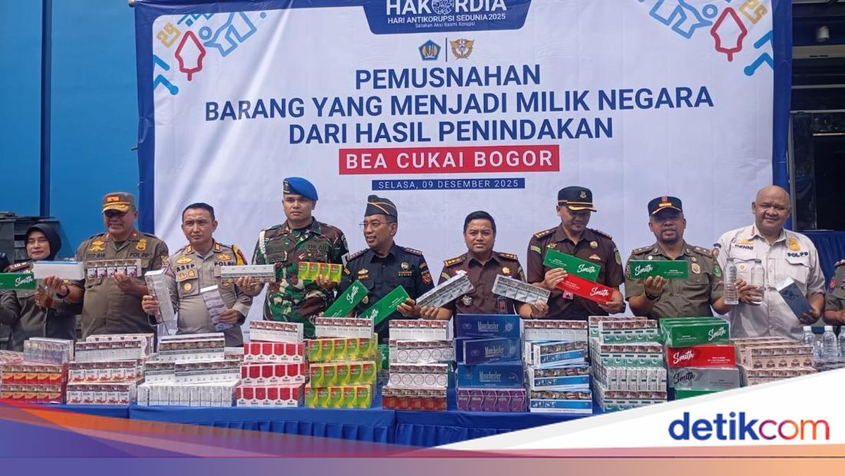 5,4 Juta Batang Rokok dan Ratusan Pakaian Ilegal di Bogor Dimusnahkan
