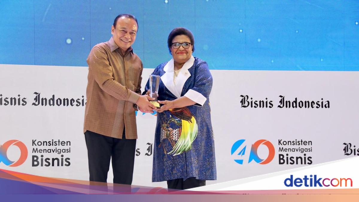 Wamendagri Ribka Terima Penghargaan Tokoh Percepatan Pembangunan Papua