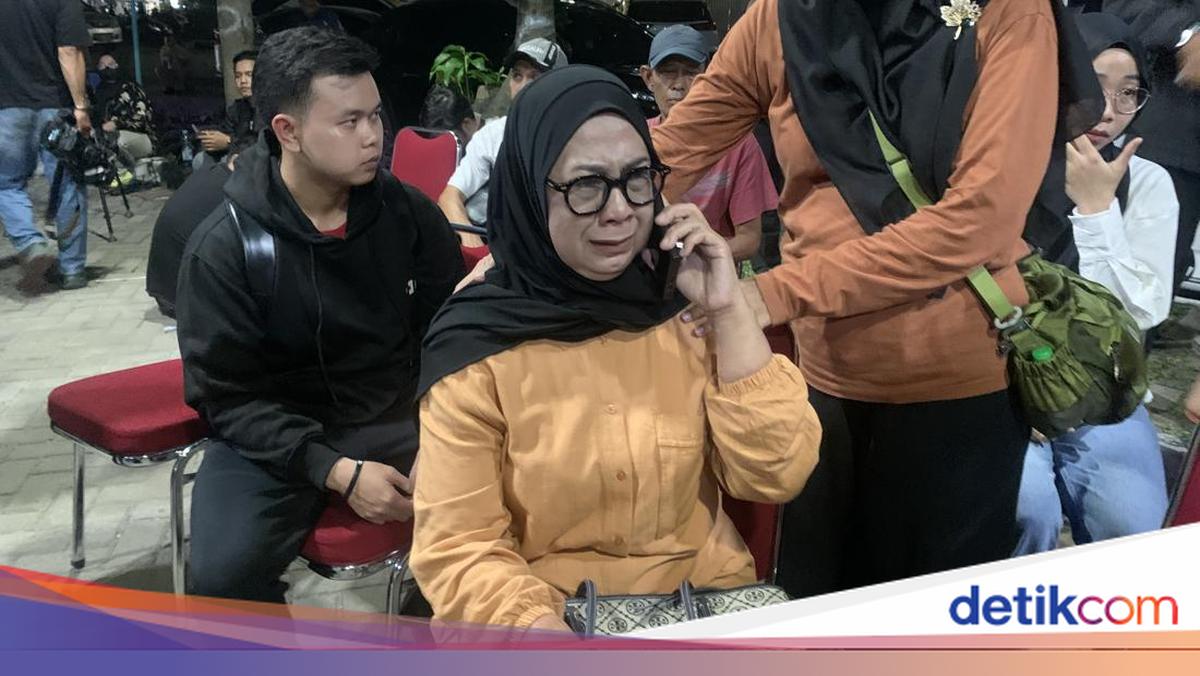 Tangis Ibu Korban Kebakaran Terra Drone, Coba Hubungi HP Anaknya Tapi Tak Aktif