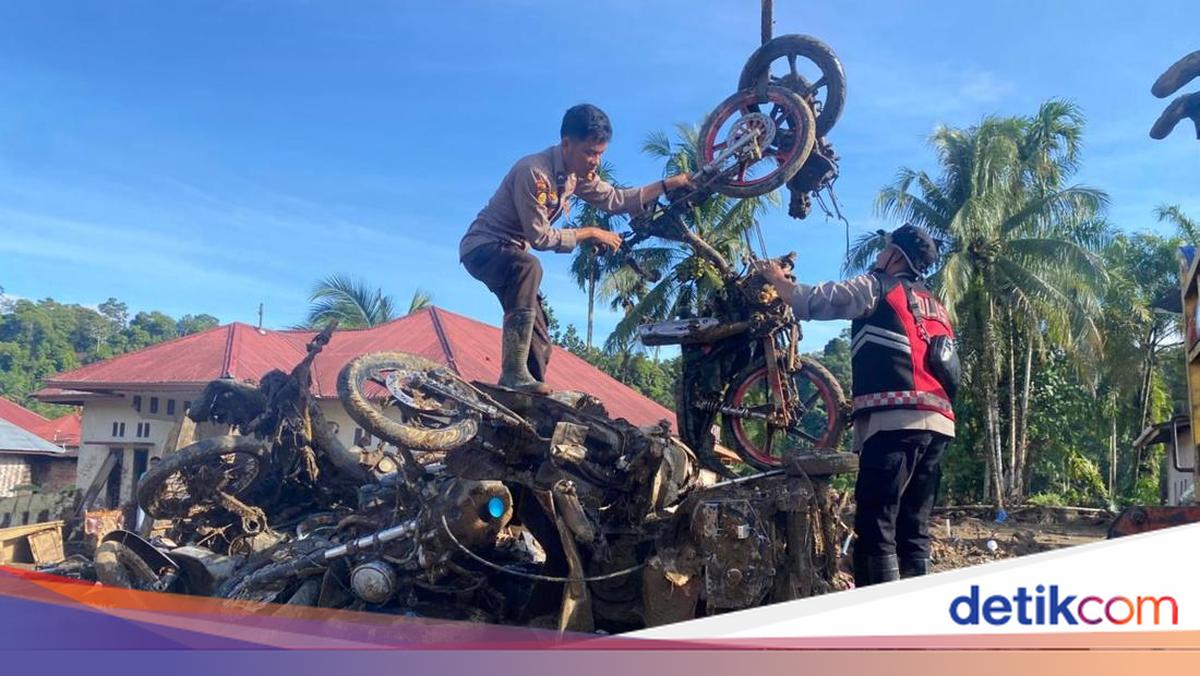 Bersih-bersih Rumah Warga Agam, Polda Riau-Sumbar Evakuasi 'Bangkai' Motor
