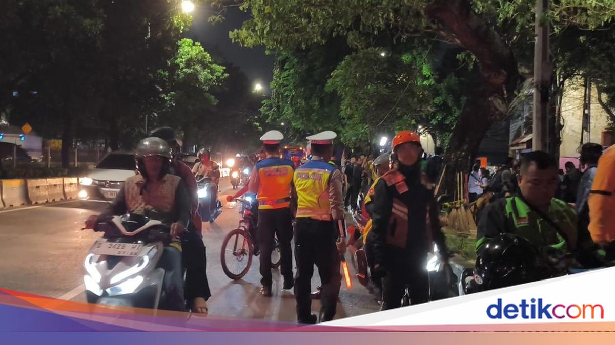 Banyak Warga Melihat TKP Gedung Terbakar di Jakpus, Polantas Atur Lalin