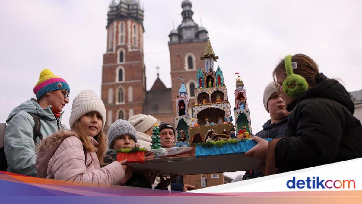 Natal diperingati setiap 25 Desember dengan beragam tradisi khas di tiap negara. Selain pohon Natal dan tukar kado, sejumlah negara punya cara merayakan Natal yang tak biasa, lho! Unik banget nih. 

Via @detik_edu