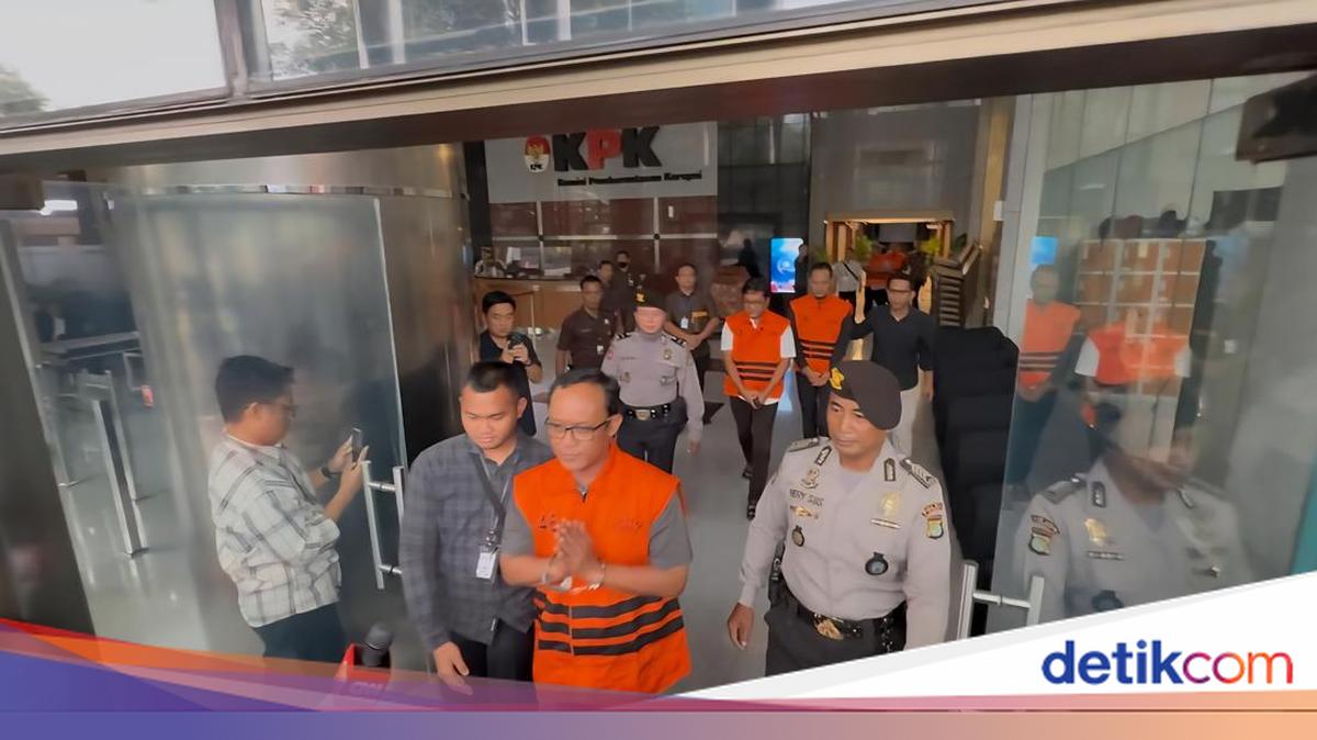 Sempat-sempatnya Bupati Lampung Tengah Goda 'Kamu Cantik' Saat Ditahan KPK