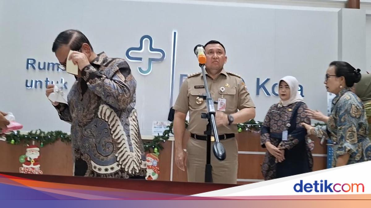 Momen Pramono Menitikan Air Mata Usai Jenguk Siswa Korban Tertabrak Mobil MBG