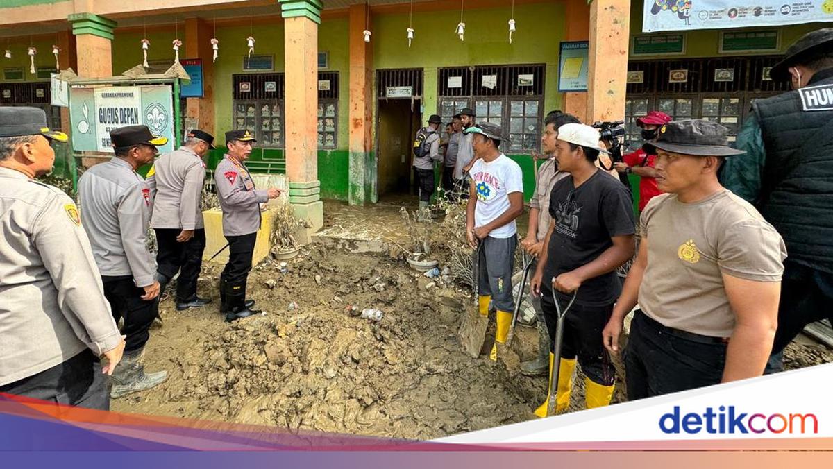 Kapolri Tinjau Pembersihan SD hingga Masjid yang Terdampak Bencana di Aceh Tamiang