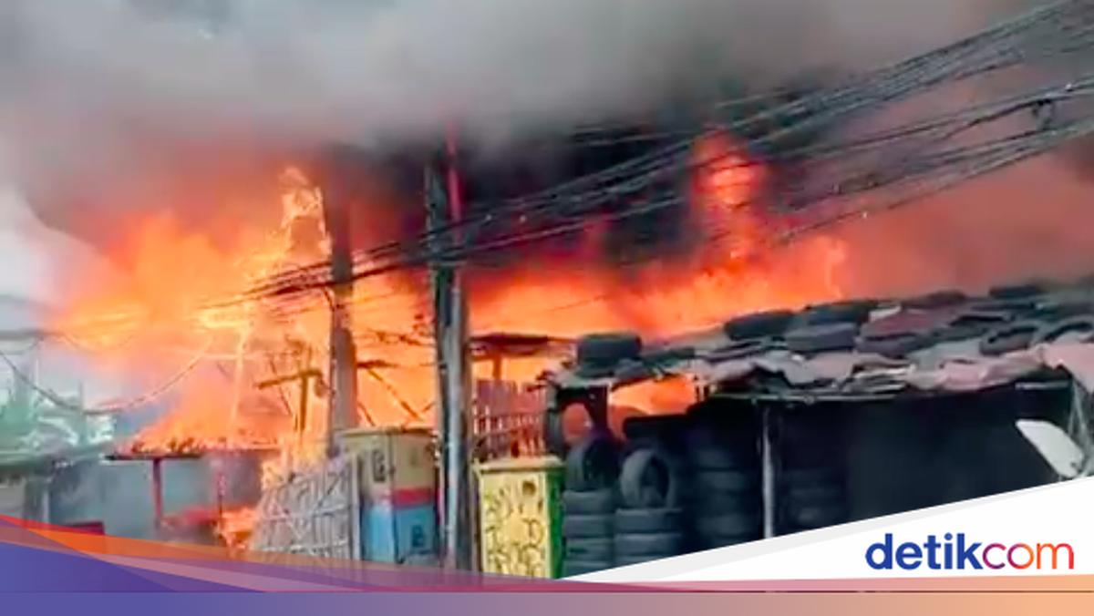 Api Berkobar Gudang Alat Berat di Kalideres Kebakaran, Api Masih Berkobar