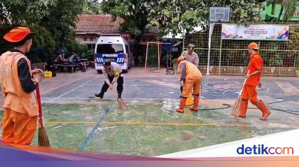 Polisi Bersihkan Sisa Kecelakaan Mobil di SD Cilincing, Police Line Dibuka
