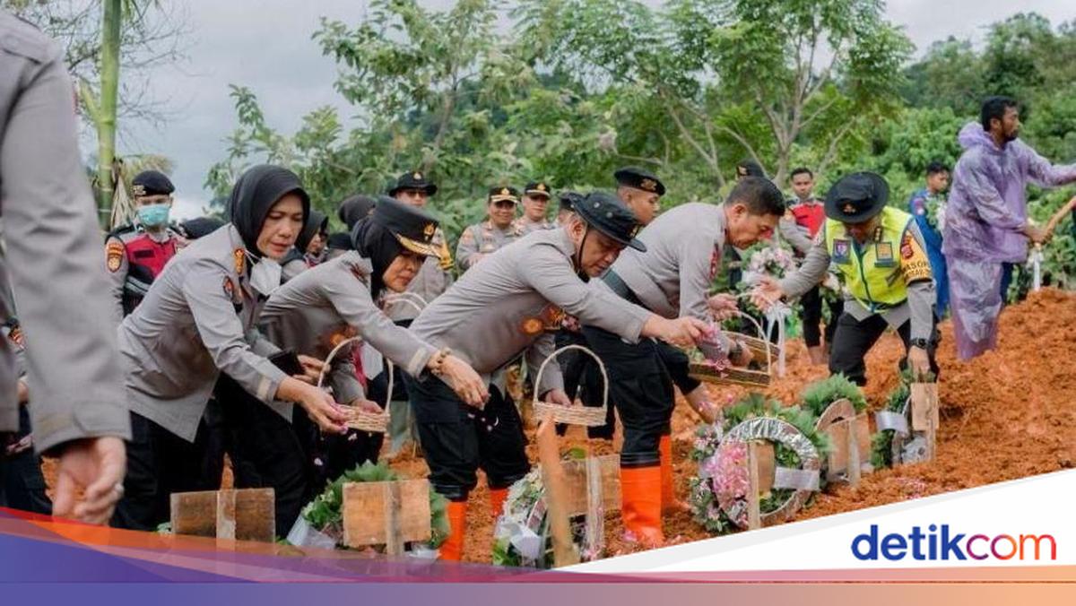 Polisi Kawal Pemakaman Massal 24 Jenazah Korban Bencana Sumbar