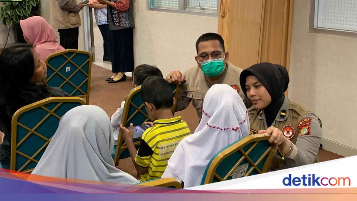 Polwan Polda Metro Dampingi Keluarga dan Korban Kecelakaan di SD Jakut