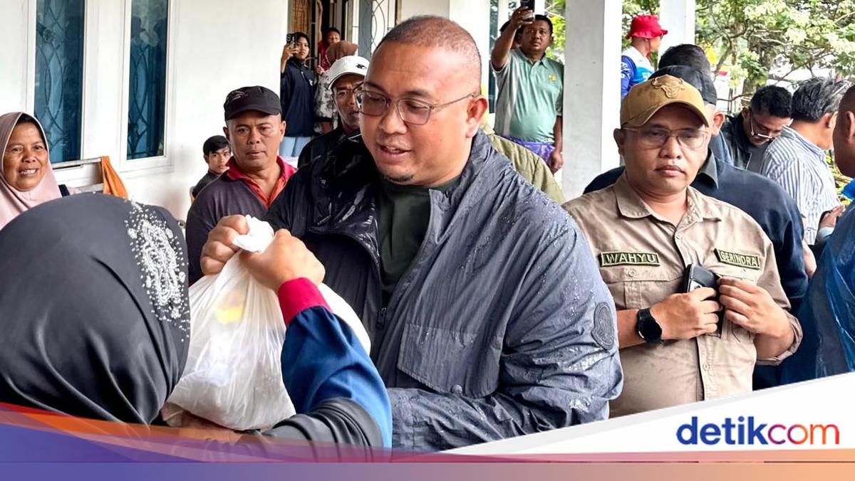 Andre Rosiade Bagikan 1.000 Sembako untuk Korban Galodo di Batu Busuk