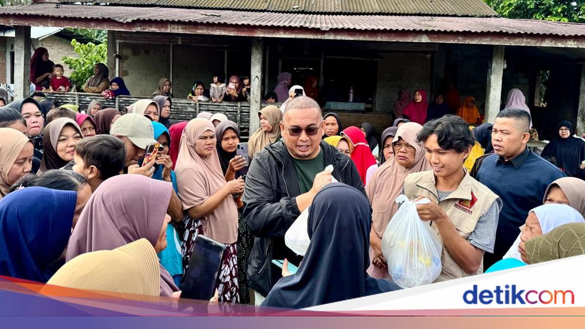 Andre Rosiade Serahkan Ratusan Sembako di Kampung Jambak Koto Tangah