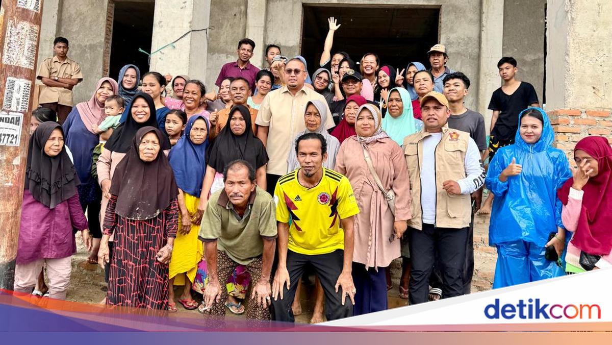 Andre Rosiade Serahkan Bantuan untuk Korban Banjir Bandang di Padang