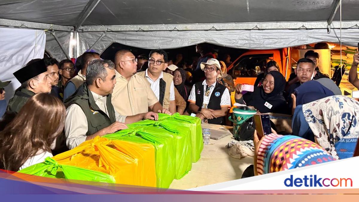 Andre Rosiade Dampingi Ahmad Muzani Kunjungi Korban Banjir Bandang di Padang
