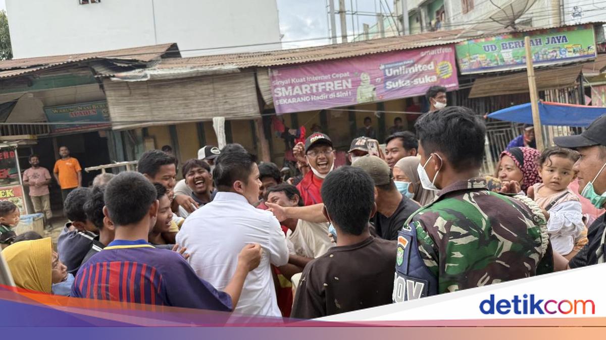 Momen Seskab Teddy Sapa Warga Aceh hingga Ketinggalan Rombongan Presiden