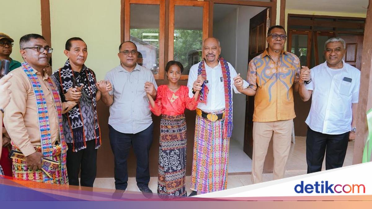 Ketua Fraksi Golkar MPR Resmikan Asrama Siswi di Sikka NTT