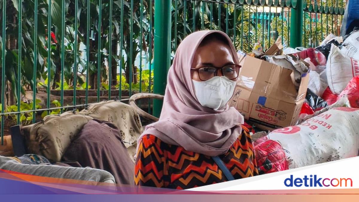 Bau Sampah di Ciputat Bikin Pelanggan Warkop Kabur