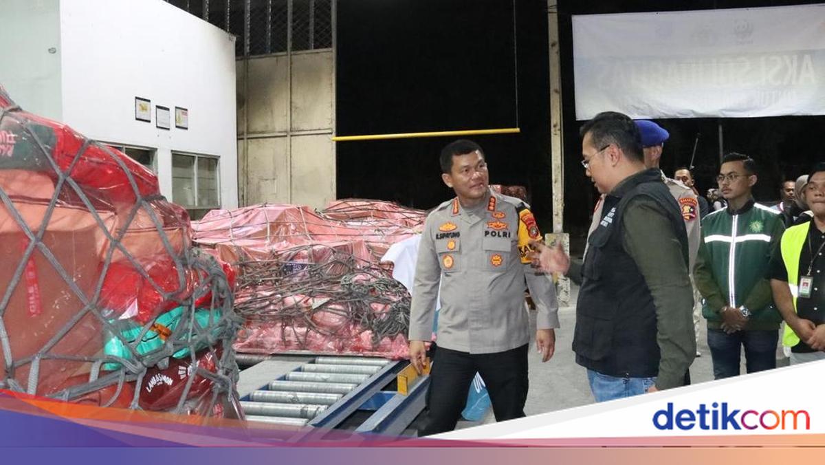 Polri dan WWF Kirim Puluhan Ton Logistik untuk Korban Bencana di Aceh