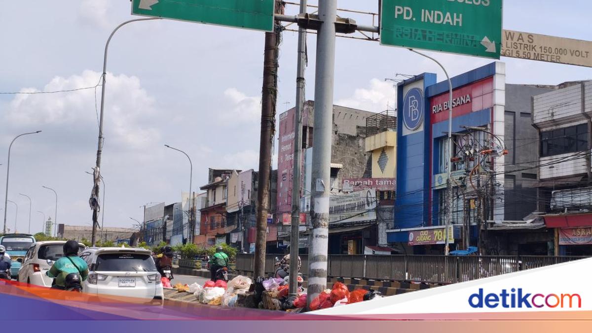 Penampakan Tumpukan Sampah Hiasi Kolong Flyover Ciputat Tangsel