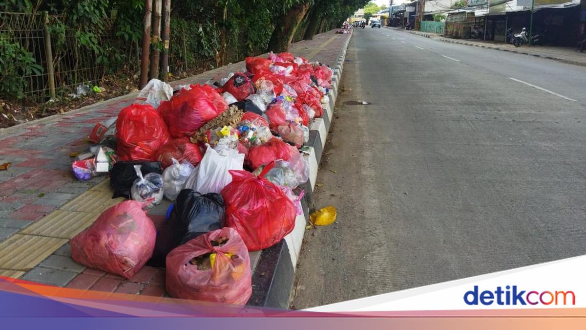 Sampah di Tangsel Juga Menumpuk di Dekat Kantor DPRD-Puskesmas Serpong