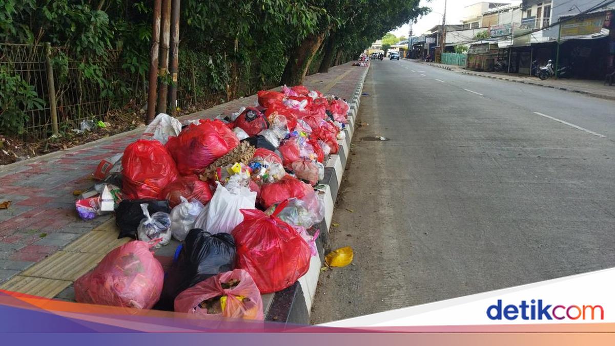 Jalan Raya Serpong Garbage Pileup: Residents Complaint