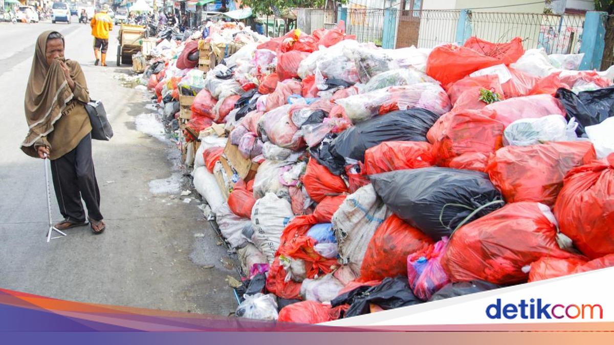 Keluh Kesah Warga Tangsel Gara-gara Tumpukan Sampah