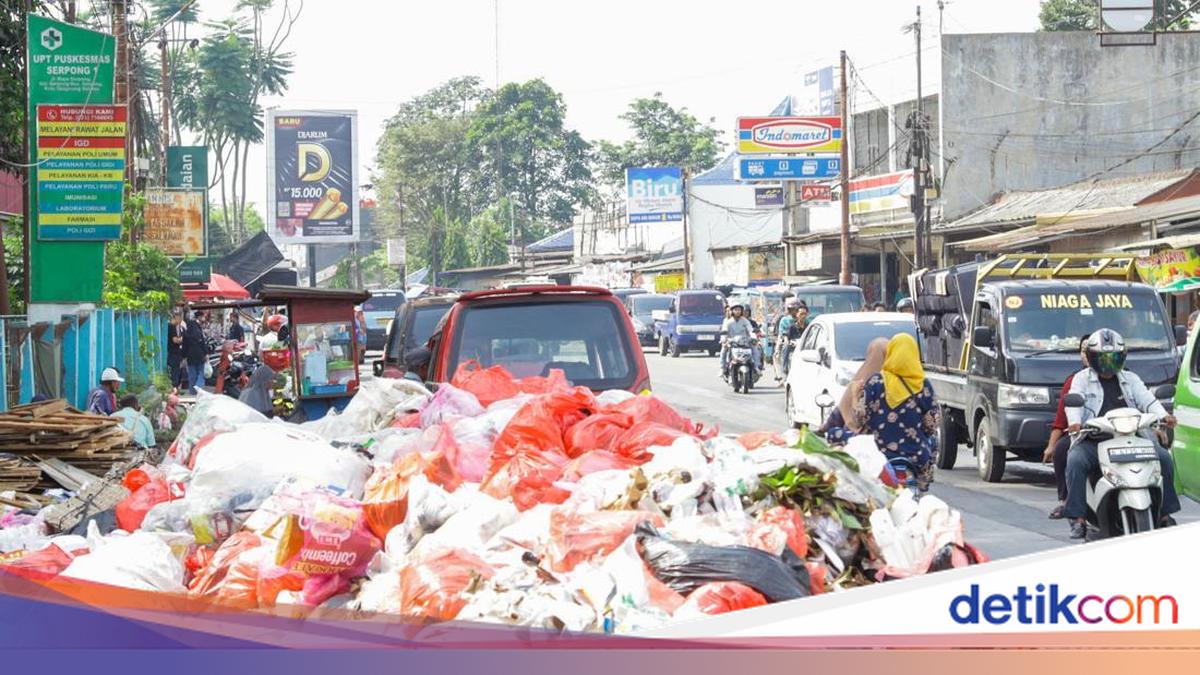 Sampah menumpuk di Tangsel akibat overload TPA Cipeucang. Kapasitas TPA hanya 400 ton, sementara produksi sampah mencapai 800-1.000 ton per hari. 

Via @detik_edu