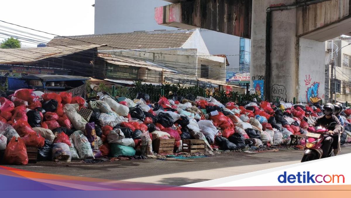 Warga Keluhkan Tumpukan Sampah di Ciputat Tangsel 4 Hari Tak Diangkut