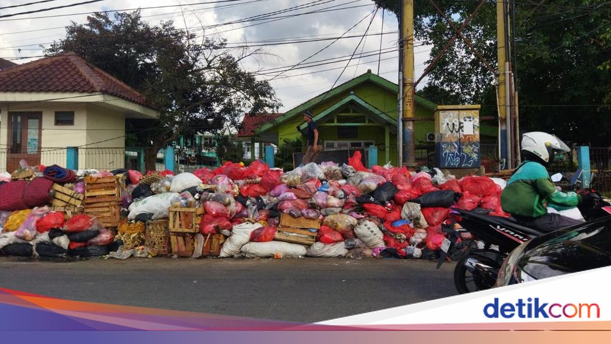 Warga Mengeluh Tumpukan Sampah di Jalanan, DPRD Tangsel Minta Maaf