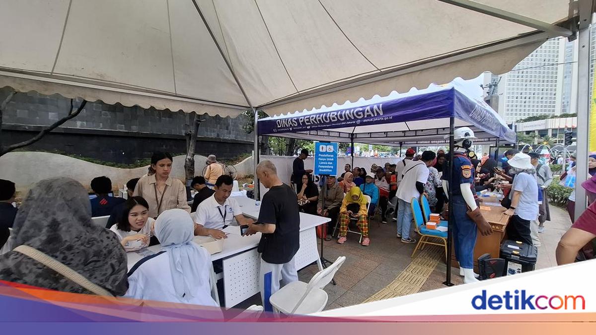 Kala Oma dan Opa Antre Bikin Kartu Layanan Gratis di CFD demi Irit Ongkos