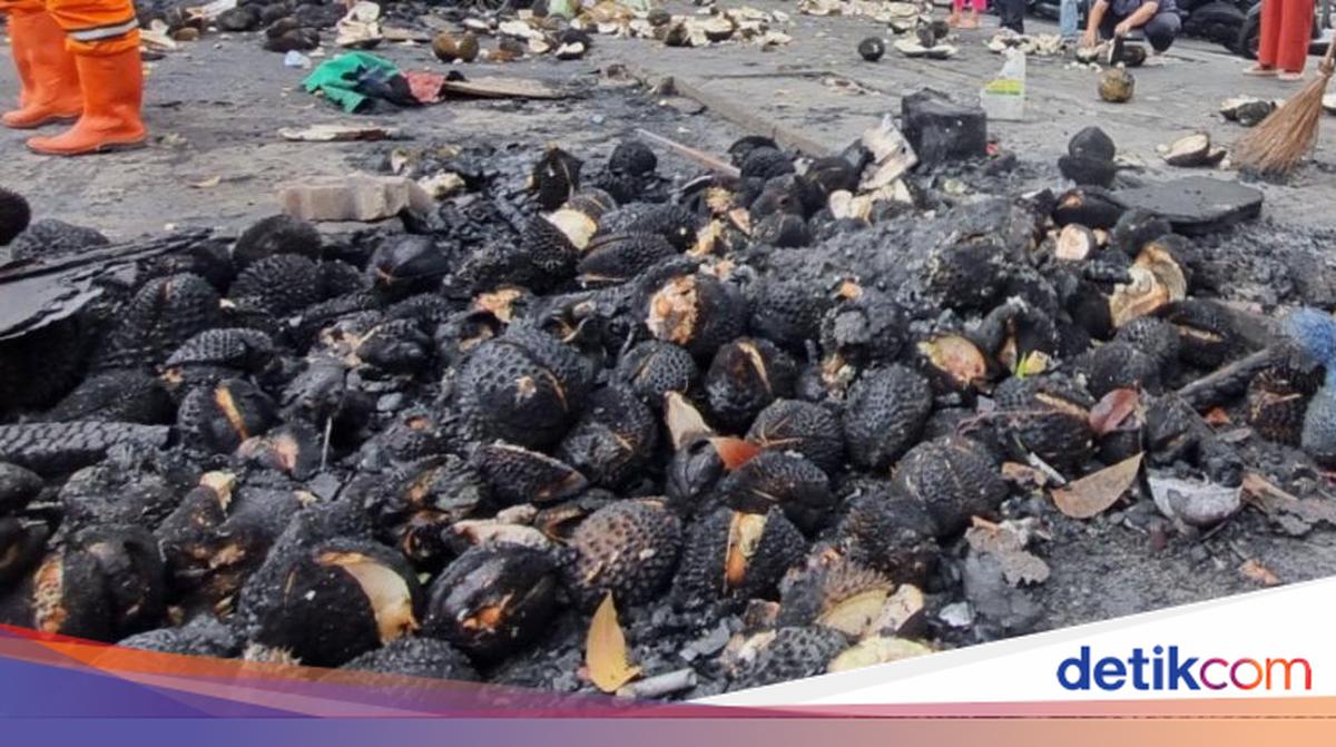 Pedagang di Kalibata Ikhlas Durian 'Gosong' Sisa Ricuh Matel Disantap Warga