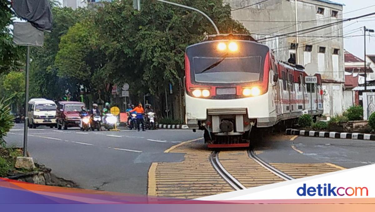 KA Batara Kresna Berhenti di Rel Bengkong Solo, Ada Apa?