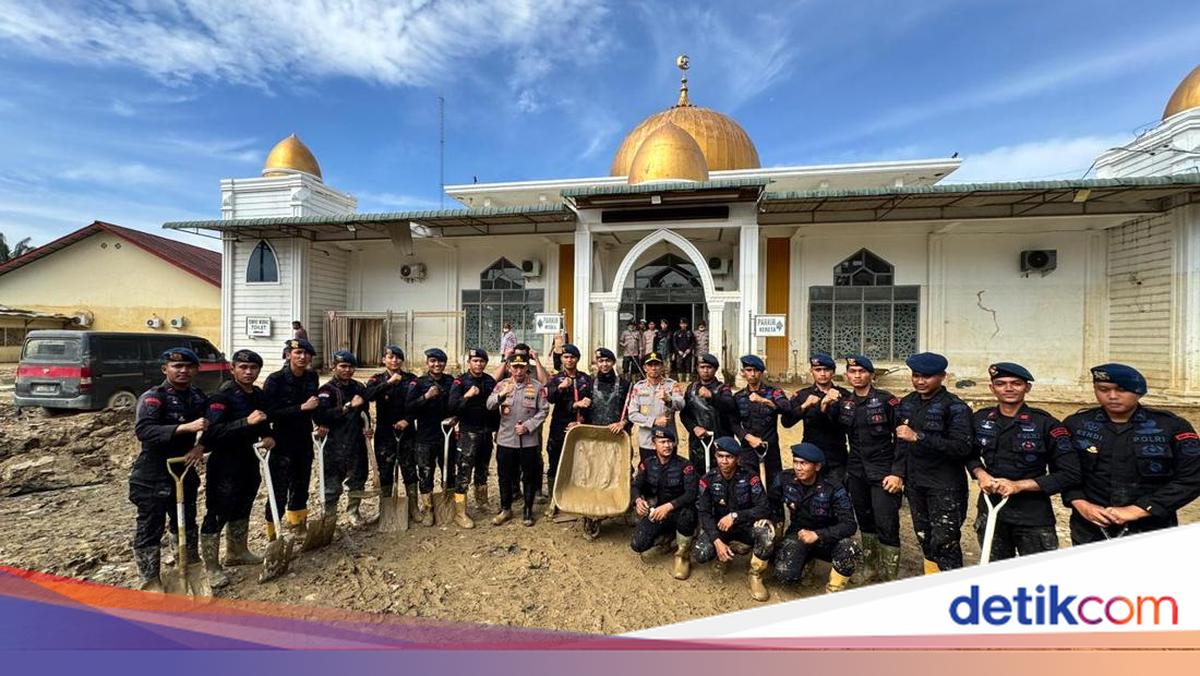 Momen Polisi Gotong-royong Bersihkan Masjid Syuhada Aceh Tamiang yang Terdampak Banjir