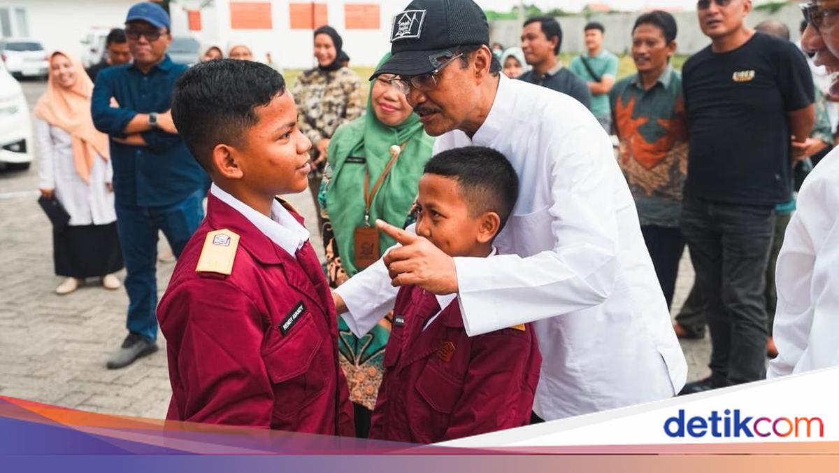 Mensos Kunjungi Dua Sekolah Rakyat dan Latihan Polisi Cilik di Pasuruan