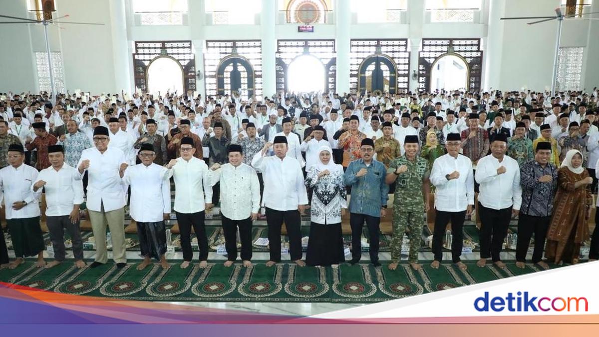 Nusron Serahkan 2.532 Sertipikat Tanah Wakaf dan Rumah Ibadah di Jatim