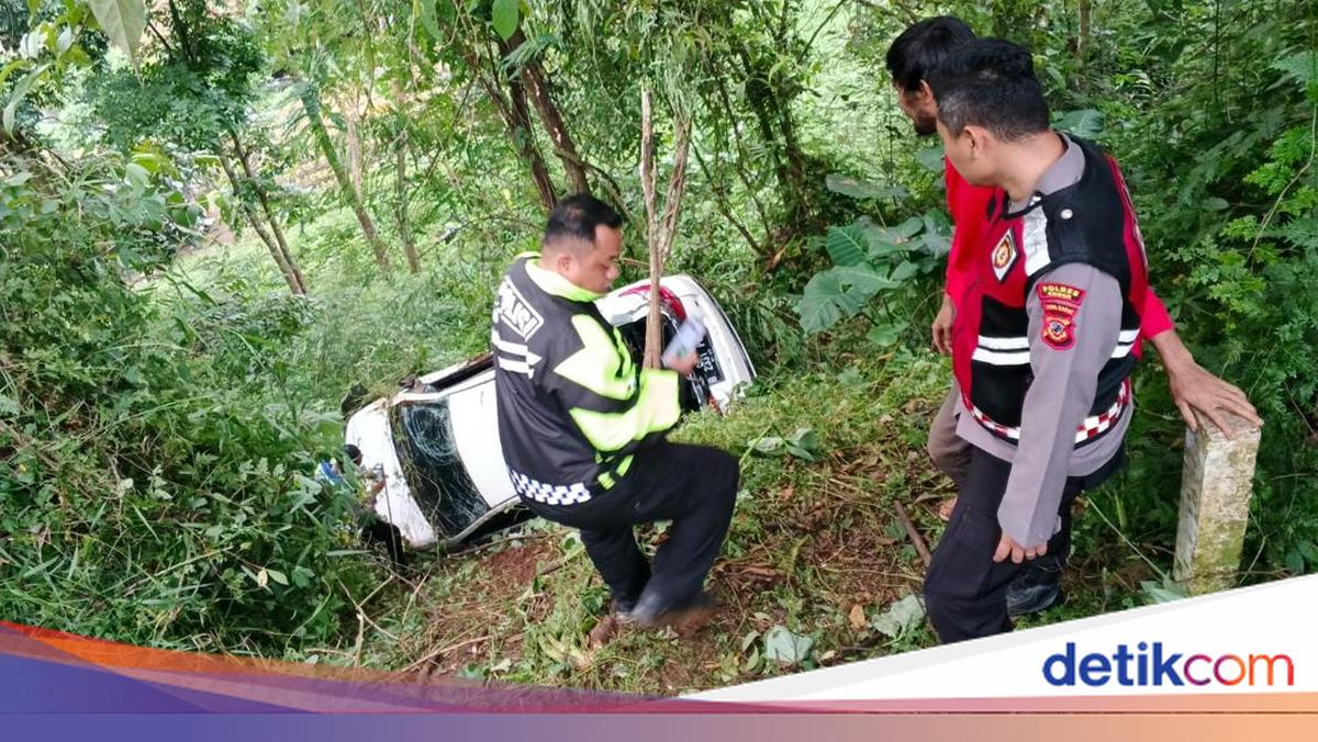 Kronologi Mobil Terjun ke Jurang 20 Meter di Puncak Bogor Lukai 4 Orang