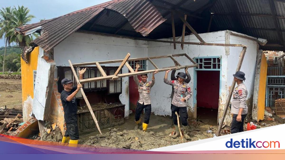 Polri Bantu Korban Bencana Sumbar: Pulihkan Jembatan, Akses Listrik hingga Air