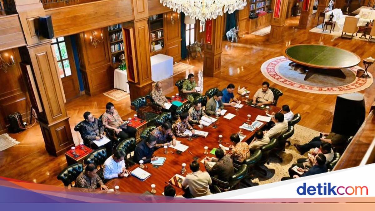Prabowo Kumpulkan Menteri ke Hambalang, Minta Penanganan Bencana Dipercepat