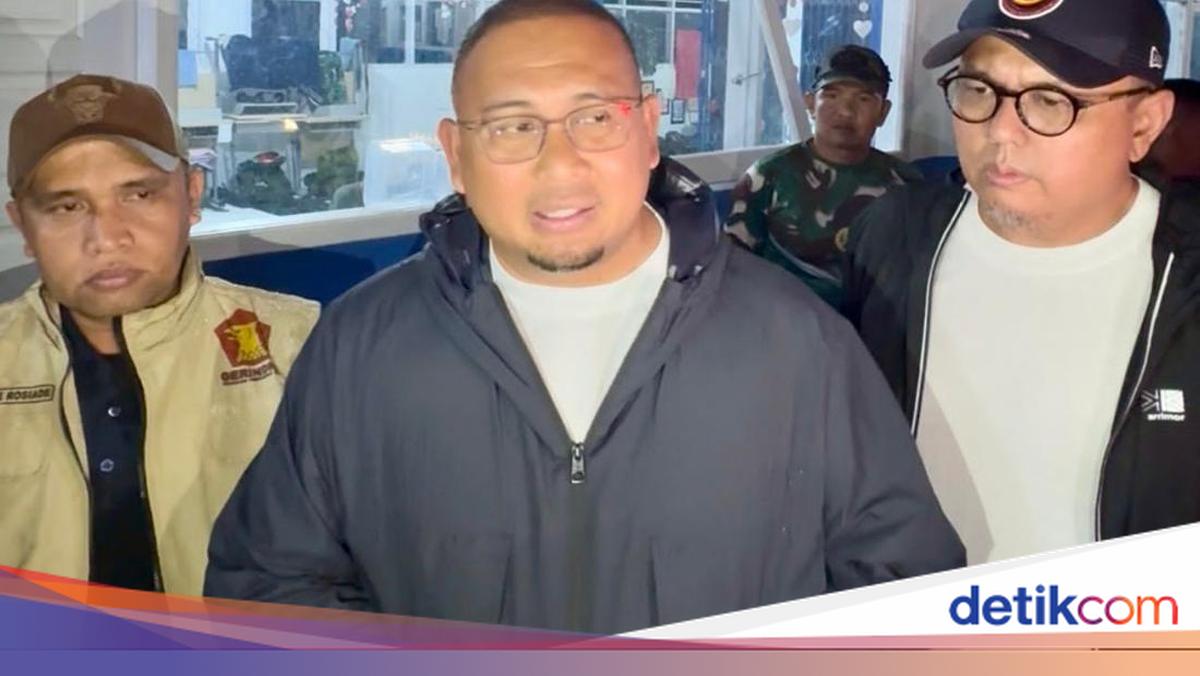 Andre Rosiade Antar 500 Nasi Bungkus ke Korban Banjir Bandang Pauh Padang