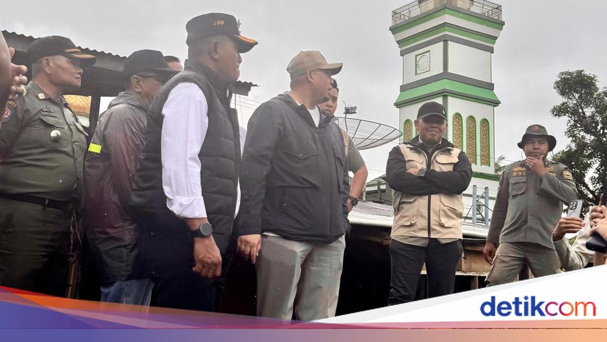 Andre Rosiade Resmikan Jembatan Bailey dan Salurkan Bantuan Sembako di Solok